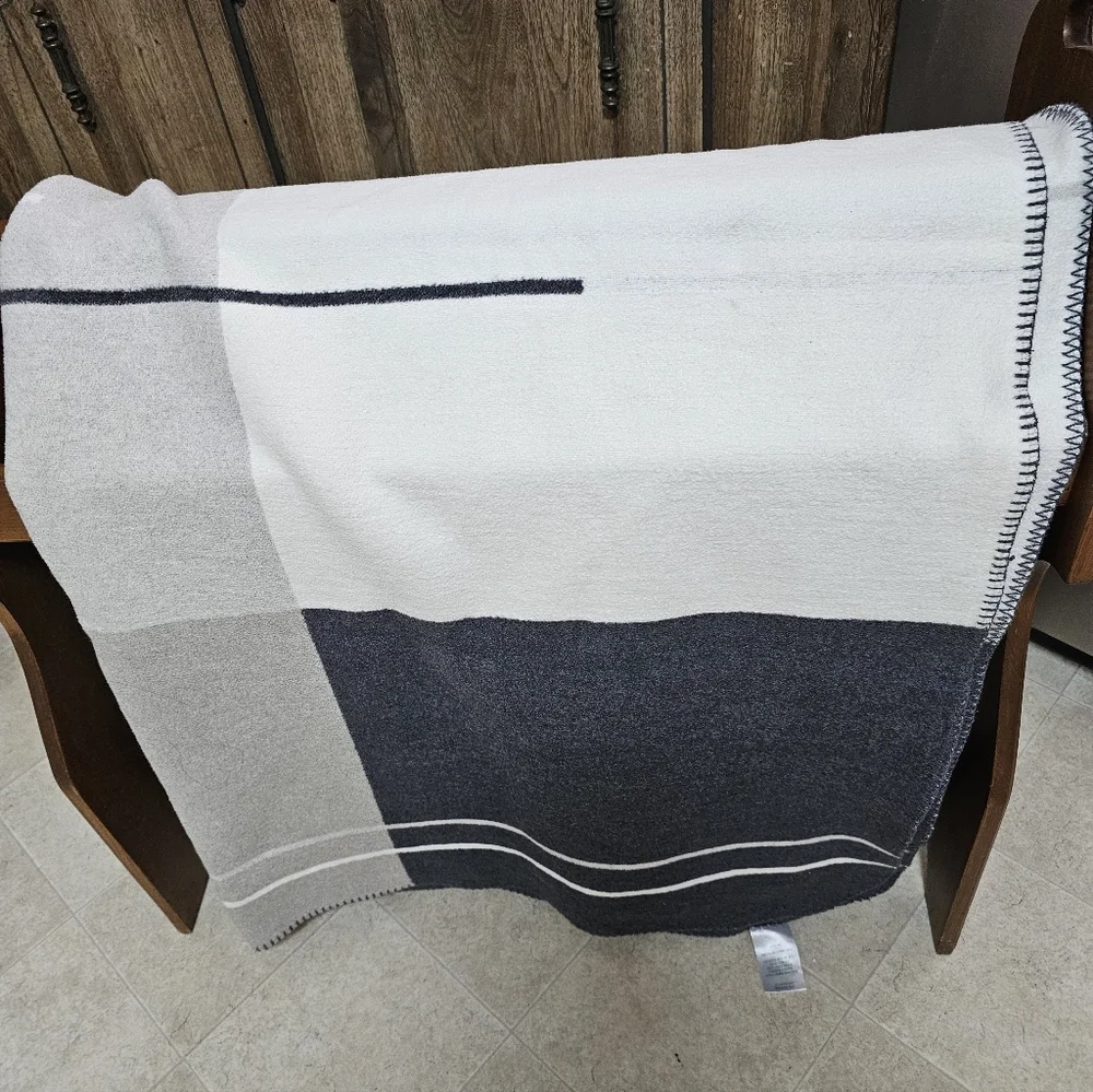 The Cotton Edition Portugal 50x52 Grey White Color Block Throw Blanket Euc